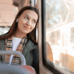 Jonge vrouw in de bus