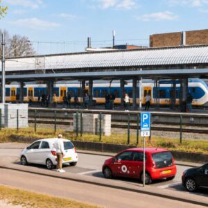Deelauto, deelfiets en trein op de achtergrond