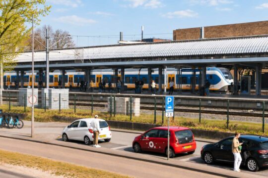 Deelauto, deelfiets en trein op de achtergrond